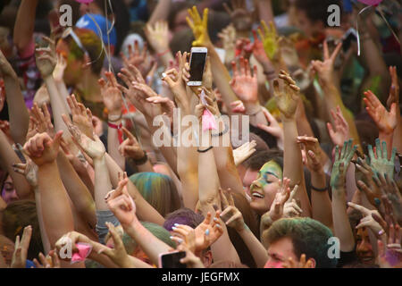 Warschau, Polen. 24. Juni 2017. Holi-Fest statt, zu Beginn der Sommerferien in der Nähe der Weichsel. Bildnachweis: Madeleine Ratz/Alamy Live-Nachrichten Stockfoto