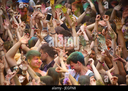 Warschau, Polen. 24. Juni 2017. Holi-Fest statt, zu Beginn der Sommerferien in der Nähe der Weichsel. Bildnachweis: Madeleine Ratz/Alamy Live-Nachrichten Stockfoto