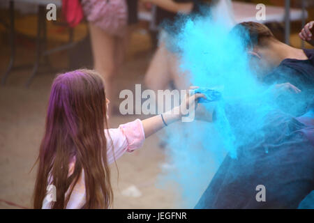 Warschau, Polen. 24. Juni 2017. Holi-Fest statt, zu Beginn der Sommerferien in der Nähe der Weichsel. Bildnachweis: Madeleine Ratz/Alamy Live-Nachrichten Stockfoto