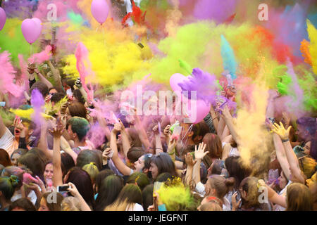 Warschau, Polen. 24. Juni 2017. Holi-Fest statt, zu Beginn der Sommerferien in der Nähe der Weichsel. Bildnachweis: Madeleine Ratz/Alamy Live-Nachrichten Stockfoto