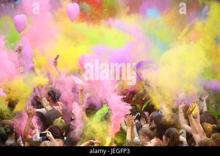 Warschau, Polen. 24. Juni 2017. Holi-Fest statt, zu Beginn der Sommerferien in der Nähe der Weichsel. Bildnachweis: Madeleine Ratz/Alamy Live-Nachrichten Stockfoto