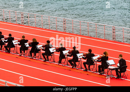 Paris, Frankreich. 24. Juni 2017. Musiker spielen ein Konzert während der Olympischen Spiele Paris 2024-Showcase. Bildnachweis: Guillaume Louyot/Alamy Live-Nachrichten Stockfoto