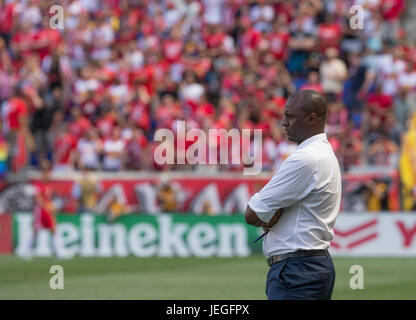 Harrison, Vereinigte Staaten von Amerika. 24. Juni 2017. New York City FC-Cheftrainer Patrick Vieira Uhren Spiel zwischen den New York Red Bulls und New York City FC am Red Bull Arena NYC FC gewann 2-0 Credit: Lev Radin/Alamy Live-Nachrichten Stockfoto