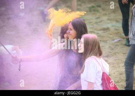 Warschau, Polen. 24. Juni 2017. Holi Festival trifft Sommersaison. Bildnachweis: Jake Ratz/Alamy Live-Nachrichten Stockfoto