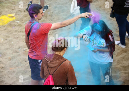 Warschau, Polen. 24. Juni 2017. Holi Festival trifft Sommersaison. Bildnachweis: Jake Ratz/Alamy Live-Nachrichten Stockfoto