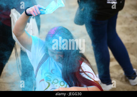 Warschau, Polen. 24. Juni 2017. Holi Festival trifft Sommersaison. Bildnachweis: Jake Ratz/Alamy Live-Nachrichten Stockfoto