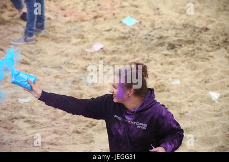 Warschau, Polen. 24. Juni 2017. Holi Festival trifft Sommersaison. Bildnachweis: Jake Ratz/Alamy Live-Nachrichten Stockfoto