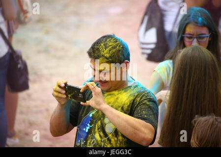 Warschau, Polen. 24. Juni 2017. Holi Festival trifft Sommersaison. Bildnachweis: Jake Ratz/Alamy Live-Nachrichten Stockfoto