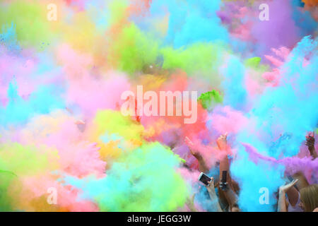 Warschau, Polen. 24. Juni 2017. Holi Festival trifft Sommersaison. Bildnachweis: Jake Ratz/Alamy Live-Nachrichten Stockfoto