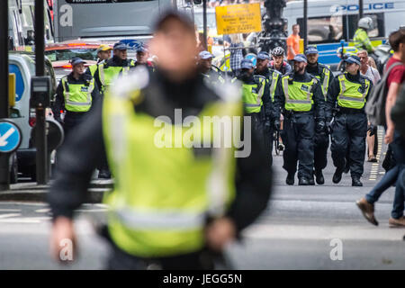 London, UK. 24. Juni 2017. Britischen rechtsextremen nationalistischen Gruppe der English Defence League (EDL) marschieren und Rallye am Victoria Embankment als Teil ihrer "Marsch gegen den Terrorismus" vor dem Hintergrund der jüngsten Terroranschläge in der Stadt. Hunderte von Metropolitan Polizisten überwacht den Marsch © Guy Corbishley/Alamy Live News Stockfoto