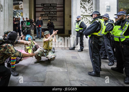 London, UK. 24. Juni 2017. Antifaschistische Aktivisten verkleidet als Clowns humorvoll zu folgen und die Polizei vor der EDL-Kundgebung zu verhöhnen. Antifaschistische Gruppen einschließlich vereinen gegen Faschismus (UAF) Zusammenstoß mit der Polizei mit einigen Festnahmen während die rechtsextremen British nationalistische Gruppe English Defence League (EDL) während ihrer "Marsch gegen den Terrorismus" vor dem Hintergrund der jüngsten Terroranschläge Stadt protestieren gegen. Bildnachweis: Guy Corbishley/Alamy Live-Nachrichten Stockfoto