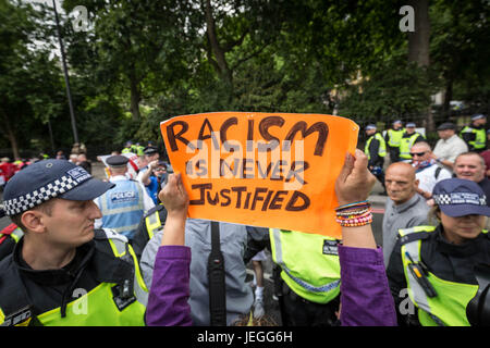 London, UK. 24. Juni 2017. Antifaschistische Gruppen einschließlich vereinen gegen Faschismus (UAF) Zusammenstoß mit der Polizei mit einigen Festnahmen während die rechtsextremen British nationalistische Gruppe English Defence League (EDL) während ihrer "Marsch gegen den Terrorismus" vor dem Hintergrund der jüngsten Terroranschläge Stadt protestieren gegen. © Guy Corbishley/Alamy Live-Nachrichten Stockfoto