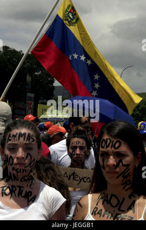 Naguanagua, Carabobo, Venezuela. 24. Juni 2017. Widerstand Jugendliche beteiligen sich an den Marsch der Nachricht mit der ff aa Nn, die ein Besuch in der Festung Paramacay in Naguanagua, Bundesstaat Carabobo war. : Bildnachweis Juan Carlos Hernandez: Juan Carlos Hernandez/ZUMA Draht/Alamy Live-Nachrichten Stockfoto