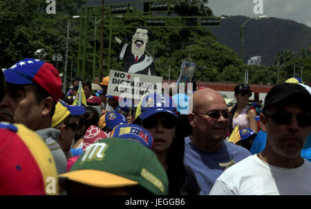 Naguanagua, Carabobo, Venezuela. 24. Juni 2017. Widerstand Jugendliche beteiligen sich an den Marsch der Nachricht mit der ff aa Nn, die ein Besuch in der Festung Paramacay in Naguanagua, Bundesstaat Carabobo war. : Bildnachweis Juan Carlos Hernandez: Juan Carlos Hernandez/ZUMA Draht/Alamy Live-Nachrichten Stockfoto