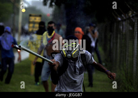 Naguanagua, Carabobo, Venezuela. 24. Juni 2017. Ein vermummte Mann versucht, eine Rakete auf die Polizei Streikposten am Ende der Nachricht Marsch auf die ff aa Nn zu starten, die einen Besuch in Fort Paramacay in Naguanagua, Bundesstaat Carabobo war. : Bildnachweis Juan Carlos Hernandez: Juan Carlos Hernandez/ZUMA Draht/Alamy Live-Nachrichten Stockfoto