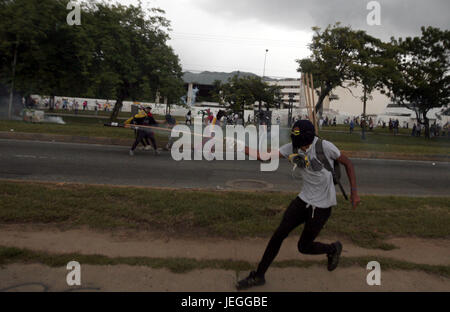 Naguanagua, Carabobo, Venezuela. 24. Juni 2017. Junge Männer des Widerstandes zu beteiligen in einer Konfrontation mit der Polizei am Ende der Nachricht Marsch zu ff Nn, die ein Besuch in der Festung Paramacay in Naguanagua, Bundesstaat Carabobo war. : Bildnachweis Juan Carlos Hernandez: Juan Carlos Hernandez/ZUMA Draht/Alamy Live-Nachrichten Stockfoto