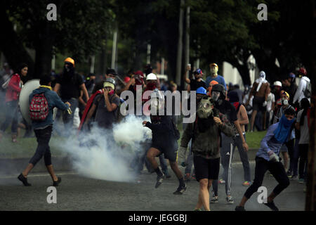 Naguanagua, Carabobo, Venezuela. 24. Juni 2017. Junge Männer des Widerstandes zu beteiligen in einer Konfrontation mit der Polizei am Ende der Nachricht Marsch zu ff Nn, die ein Besuch in der Festung Paramacay in Naguanagua, Bundesstaat Carabobo war. : Bildnachweis Juan Carlos Hernandez: Juan Carlos Hernandez/ZUMA Draht/Alamy Live-Nachrichten Stockfoto