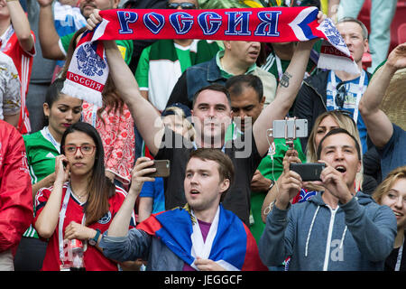 Kazan, Russland. 24. Juni 2017. Unterstützer von Russland anfeuern vor der Gruppe eine Übereinstimmung zwischen Russland und Mexiko am FIFA-Konföderationen-Pokal 2017 in Kasan, 24. Juni 2017. Mexiko 2: 1 gewonnen. Bildnachweis: Bai Xueqi/Xinhua/Alamy Live-Nachrichten Stockfoto