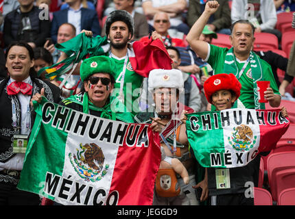 Kazan, Russland. 24. Juni 2017. Fans jubeln vor der Gruppe eine Übereinstimmung zwischen Russland und Mexiko am FIFA-Konföderationen-Pokal 2017 in Kazan, Russland, am 24. Juni 2017. Mexiko 2: 1 gewonnen. Bildnachweis: Bai Xueqi/Xinhua/Alamy Live-Nachrichten Stockfoto