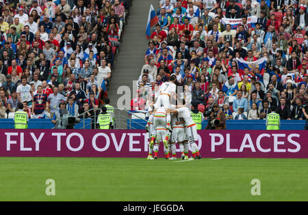 Kazan, Russland. 24. Juni 2017. Spieler von Russland feiern scoring während der Gruppe eine Übereinstimmung zwischen Russland und Mexiko am FIFA-Konföderationen-Pokal 2017 in Kazan, Russland, am 24. Juni 2017. Mexiko 2: 1 gewonnen. Bildnachweis: Bai Xueqi/Xinhua/Alamy Live-Nachrichten Stockfoto