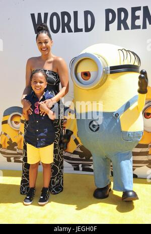 Los Angeles, USA. 24. Juni 2017. Tia Mowry, Cree Taylor Hardrict im Ankunftsbereich für DESPICABLE ME 3 Premiere, Shrine Auditorium, Los Angeles, CA 24. Juni 2017. Bildnachweis: Elizabeth Goodenough/Everett Collection/Alamy Live-Nachrichten Stockfoto