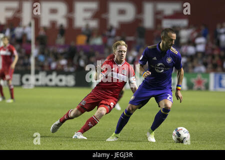 Bridgeview, Illinois, USA. 24. Juni 2017. Dax McCarty (6) Streit mit Scott Sutter (21) um den Ball an Toyota Feld in Bridgeview, Illinois. Während des Spiels gegen Orlando City. Chicago Fire gewann mit 4: 0. Bildnachweis: Rick Majewski/ZUMA Draht/Alamy Live-Nachrichten Stockfoto