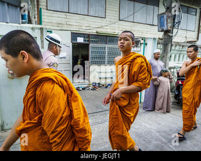 Bangkok, Thailand. 25. Juni 2017. Buddhistische Mönche gehen vorbei an Tonne Sohn Moschee während der Eid al-Fitr Gottesdienste in der Moschee. Eid al-Fitr ist auch das Fasten, das Zucker fest, Bayram (Bajram), Sweet Festival oder Hari Raya Puasa und geringerem Eid zu brechen genannt. Muslime dürfen nicht zu schnell auf Eid. Das Fest feiert den Abschluss der 29 oder 30 Tage von Sonnenaufgang zu Sonnenuntergang fasten Muslime während des Monats Ramadan zu tun. Der Islam ist die zweitgrößte Religion in Thailand. Bildnachweis: ZUMA Press, Inc./Alamy Live-Nachrichten Stockfoto