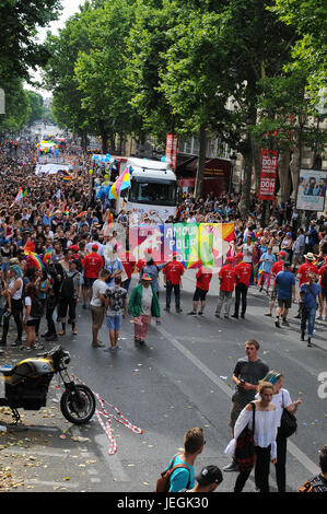 Paris, Frankreich. 24. Juni 2017. Paris Regenbogenflaggen sind abgebildet, während Tausende auf Paris Gay Pride Parade in Paris marschieren. Bildnachweis: Fausto Marci/Alamy Live-Nachrichten Stockfoto