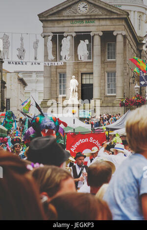 Penzance, Cornwall, UK. 24. Juni 2017. Prozessionen, riesige Skulpturen, Musik, Clown-Bands, Tanz und ein Festival-Atmosphäre für Mazey Tag in Penzance Foto: Mike Newman/AlamyLiveNews Stockfoto