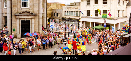 Penzance, Cornwall, UK. 24. Juni 2017. Prozessionen, riesige Skulpturen, Musik, Clown-Bands, Tanz und ein Festival-Atmosphäre für Mazey Tag in Penzance Foto: Mike Newman/AlamyLiveNews Stockfoto