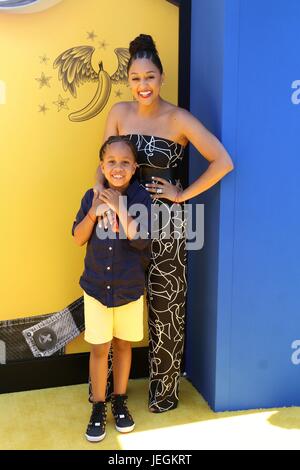 Los Angeles, USA. 24. Juni 2017. Cree Taylor Hardrict, Tia Mowry-Hardrict im Ankunftsbereich für DESPICABLE ME 3 Premiere, Shrine Auditorium, Los Angeles, CA 24. Juni 2017. Bildnachweis: Priscilla Grant/Everett Collection/Alamy Live-Nachrichten Stockfoto