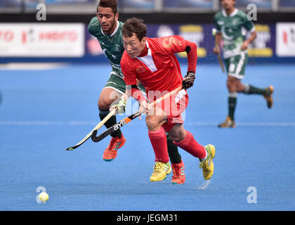 London, UK. 25. Juni 2017. AO Weibao (CHN), Ali SHAN (PAK) versuchten, den Ball während der Held Hockey World League Halbfinale (Männer) Pakistan Vs China Lee Valley Hockey und Tennis-Center am Sonntag. Bildnachweis: Taka Wu/Alamy Live-Nachrichten Stockfoto