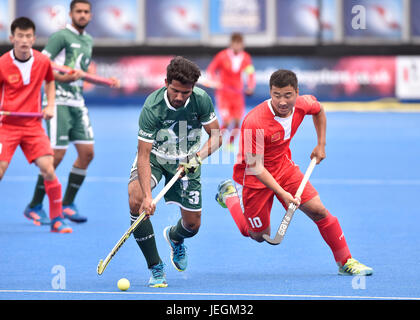 London, UK. 25. Juni 2017. E Liguang (CHN), MUSHTAQ Muhammad (PAK) wurden die Kugel während der Held Hockey World League Halbfinale (Männer) Pakistan Vs China Lee Valley Hockey und Tennis-Center am Sonntag jagen. Bildnachweis: Taka Wu/Alamy Live-Nachrichten Stockfoto