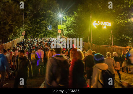 Glastonbury, UK. 24. Juni 2017. Warteschlangen für Shangri-La-2017 Glastonbury Festival, würdige Farm. Glastonbury, 25. Juni 2017 Credit: Guy Bell/Alamy Live News Bildnachweis: Guy Bell/Alamy Live-Nachrichten Stockfoto