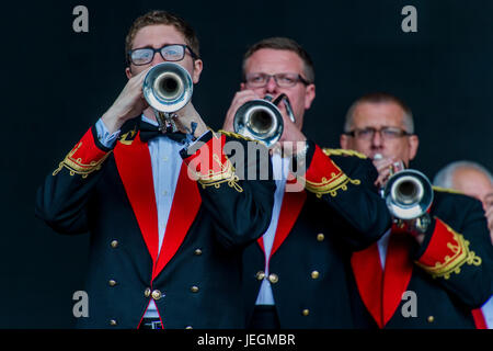 Glastonbury, UK. 24. Juni 2017. Der Black Dyke Brass Band spielt eine kleine, aber anerkennenden Publikum am Sonntagmorgen - 2017 Glastonbury Festival, würdig Farm. Glastonbury, 25. Juni 2017 Credit: Guy Bell/Alamy Live News Bildnachweis: Guy Bell/Alamy Live-Nachrichten Stockfoto