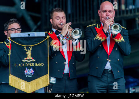 Glastonbury, UK. 24. Juni 2017. Der Black Dyke Brass Band spielt eine kleine, aber anerkennenden Publikum am Sonntagmorgen - 2017 Glastonbury Festival, würdig Farm. Glastonbury, 25. Juni 2017 Credit: Guy Bell/Alamy Live News Bildnachweis: Guy Bell/Alamy Live-Nachrichten Stockfoto