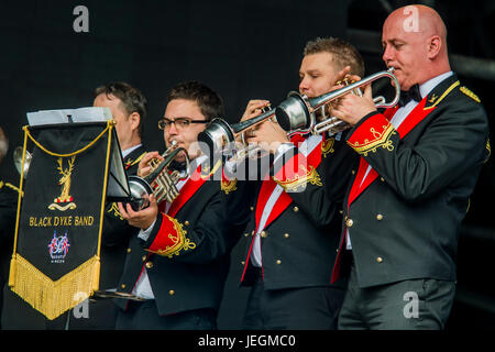 Glastonbury, UK. 24. Juni 2017. Der Black Dyke Brass Band spielt eine kleine, aber anerkennenden Publikum am Sonntagmorgen - 2017 Glastonbury Festival, würdig Farm. Glastonbury, 25. Juni 2017 Credit: Guy Bell/Alamy Live News Bildnachweis: Guy Bell/Alamy Live-Nachrichten Stockfoto