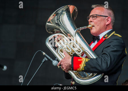 Glastonbury, UK. 24. Juni 2017. Der Black Dyke Brass Band spielt eine kleine, aber anerkennenden Publikum am Sonntagmorgen - 2017 Glastonbury Festival, würdig Farm. Glastonbury, 25. Juni 2017 Credit: Guy Bell/Alamy Live News Bildnachweis: Guy Bell/Alamy Live-Nachrichten Stockfoto