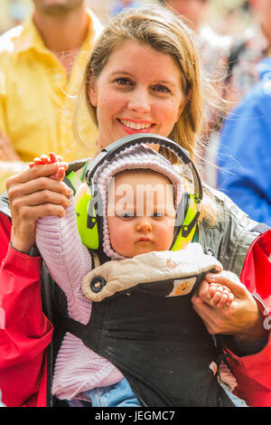 Glastonbury, UK. 24. Juni 2017. Der Black Dyke Brass Band spielt eine kleine, aber anerkennenden Publikum am Sonntagmorgen - 2017 Glastonbury Festival, würdig Farm. Glastonbury, 25. Juni 2017 Credit: Guy Bell/Alamy Live News Bildnachweis: Guy Bell/Alamy Live-Nachrichten Stockfoto