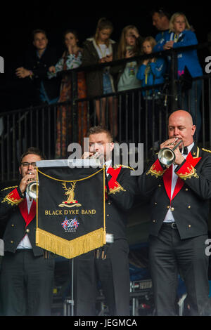 Glastonbury, UK. 24. Juni 2017. Der Black Dyke Brass Band spielt eine kleine, aber anerkennenden Publikum am Sonntagmorgen - 2017 Glastonbury Festival, würdig Farm. Glastonbury, 25. Juni 2017 Credit: Guy Bell/Alamy Live News Bildnachweis: Guy Bell/Alamy Live-Nachrichten Stockfoto