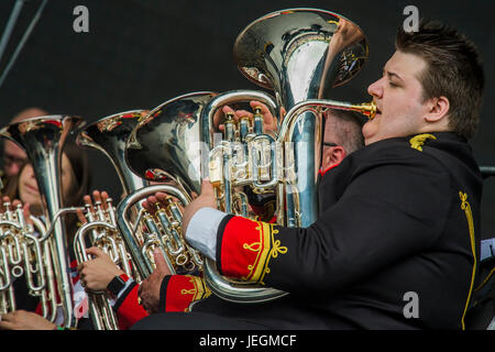 Glastonbury, UK. 24. Juni 2017. Der Black Dyke Brass Band spielt eine kleine, aber anerkennenden Publikum am Sonntagmorgen - 2017 Glastonbury Festival, würdig Farm. Glastonbury, 25. Juni 2017 Credit: Guy Bell/Alamy Live News Bildnachweis: Guy Bell/Alamy Live-Nachrichten Stockfoto