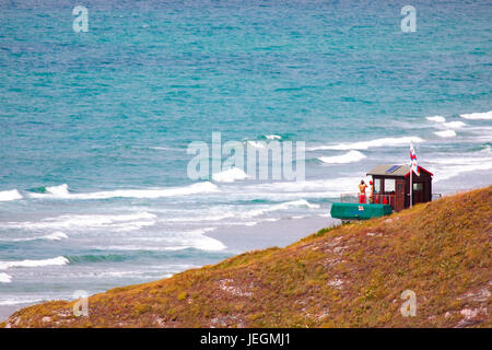 RNLI Leibgarde in ihrer Hütte auf Sharrow Punkt mit Blick auf die Strände auf beiden Seiten des Whitsand Bay im Sommer mit türkisfarbenen Wellen gegen die Küste in Cornwall, England Stockfoto