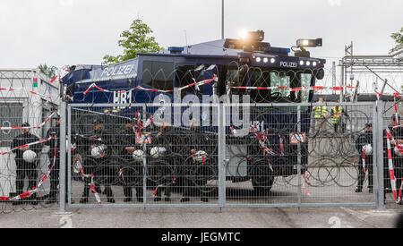 Hamburg, Deutschland. 24. Juni 2017. Polizisten und einem Wasserwerfer bewachen einen Eingang in die zentrale Haftanstalt (GeSa) des G20-Gipfels in Harburg Bezirk von Hamburg, Deutschland, 24. Juni 2017. Foto: Markus Scholz/Dpa/Alamy Live News Stockfoto