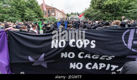 Hamburg, Deutschland. 24. Juni 2017. Demonstranten protestieren vor der zentrale Haftanstalt (GeSa) des G20-Gipfels in Hamburg, Deutschland, 24. Juni 2017. Foto: Markus Scholz/Dpa/Alamy Live News Stockfoto