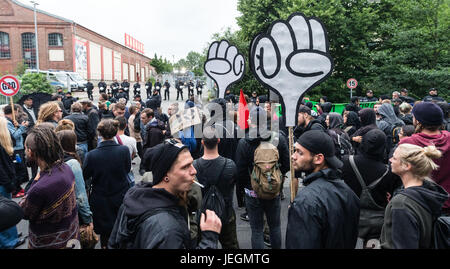 Hamburg, Deutschland. 24. Juni 2017. Demonstranten protestieren vor der zentrale Haftanstalt (GeSa) des G20-Gipfels in Hamburg, Deutschland, 24. Juni 2017. Foto: Markus Scholz/Dpa/Alamy Live News Stockfoto