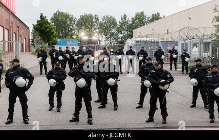 Hamburg, Deutschland. 24. Juni 2017. Polizisten bewachen einen Eingang in die zentrale Haftanstalt (GeSa) des G20-Gipfels während einer Demonstration in Harburg Bezirk von Hamburg, Deutschland, 24. Juni 2017. Foto: Markus Scholz/Dpa/Alamy Live News Stockfoto