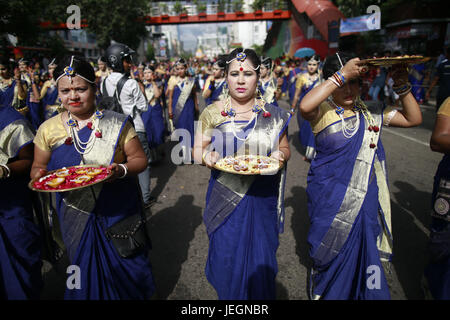 Dhaka, Bangladesch. 25. Juni 2017. Bangladeshi Hindu Anhänger tanzen während der Rath Yatra oder Wagen Festival in Dhaka, Bangladesch, 25. Juni 2017. Ratha Yatra, auch bezeichnet als Rathayatra, Rathjatra oder Chariot Festival ist öffentliche Prozession in einem Wagen. Bildnachweis: ZUMA Press, Inc./Alamy Live-Nachrichten Stockfoto