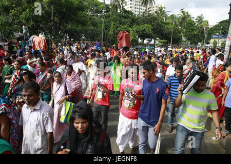 Dhaka, Bangladesch. 25. Juni 2017. Bangladeshi Hindu Anhänger teilnehmen an das jährliche Festival der Rath Yatra oder Wagen Prozession in Dhaka, Bangladesch, 25. Juni 2017. Ratha Yatra, auch bezeichnet als Rathayatra, Rathjatra oder Chariot Festival ist öffentliche Prozession in einem Wagen. Bildnachweis: ZUMA Press, Inc./Alamy Live-Nachrichten Stockfoto