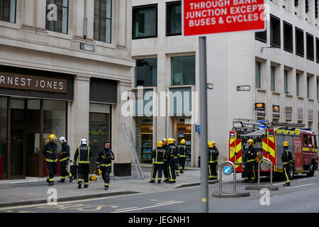 London, UK. 25. Juni 2017. Feuerwehr und Polizei reagiert auf Alarmton außerhalb Ernest Jones Schmuck Magazin auf Cheapside in der Nähe von Bank-Station in der Londoner City. Feuerwehrfahrzeuge vor den Geschäften und Polizei Verkehr auf Cheapside Aussetzung geparkt. In der Nähe von Menschen beobachten Polizei und Feuerwehr außen Ernest Jones Shop zu sammeln. Lauter Alarm ertönt Umgebung. Feuerwehrfahrzeuge waren die ersten, zu reagieren, wie Polizei wenige Minuten später eintraf. Alles sieht sicher von außen keine sichtbaren Feuer zu sehen oder kein Rauch, überall in der Gegend zu sehen. Bildnachweis: Antanas Martinkus für CTJA/Alamy Live-Nachrichten Stockfoto