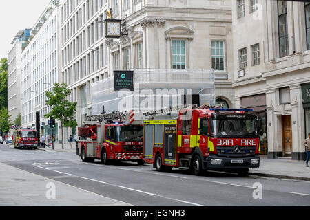 London, UK. 25. Juni 2017. Feuerwehr und Polizei reagiert auf Alarmton außerhalb Ernest Jones Schmuck Magazin auf Cheapside in der Nähe von Bank-Station in der Londoner City. Feuerwehrfahrzeuge vor den Geschäften und Polizei Verkehr auf Cheapside Aussetzung geparkt. In der Nähe von Menschen beobachten Polizei und Feuerwehr außen Ernest Jones Shop zu sammeln. Lauter Alarm ertönt Umgebung. Feuerwehrfahrzeuge waren die ersten, zu reagieren, wie Polizei wenige Minuten später eintraf. Alles sieht sicher von außen keine sichtbaren Feuer zu sehen oder kein Rauch, überall in der Gegend zu sehen. Bildnachweis: Antanas Martinkus für CTJA/Alamy Live-Nachrichten Stockfoto